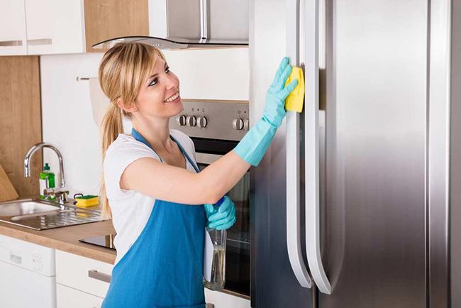 6 bước vệ sinh tủ lạnh đúng cách tại nhà hiệu quả năm 2018 - bước 4 vệ sinh mặt tủ