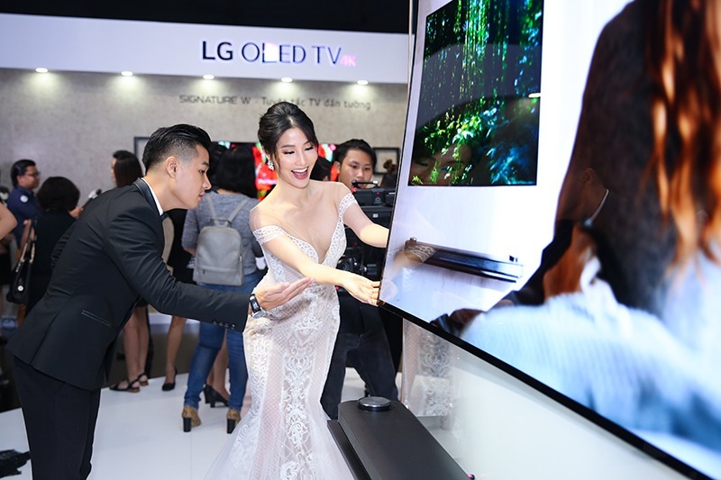 Tivi LG OLED W7 Signature được trưng bày tại buổi ra mắt với mức giá cao, thu hút sự chú ý của giới thượng lưu