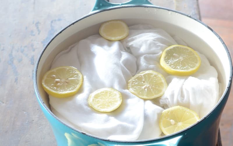 Sử dụng nước chanh nóng để ngâm quần áo