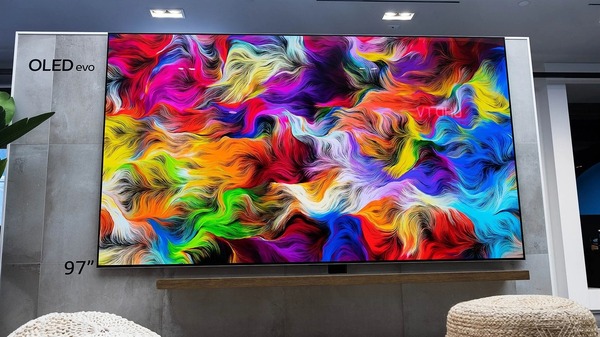 Chưa có bất kỳ thông tin chính thức nào từ LG về việc ra mắt dòng tivi 100 inch, mẫu tivi lớn nhất của LG là 97 inch