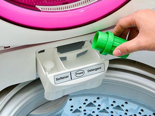 Đổ nước xả vào khay đựng trên máy, tránh đổ trực tiếp