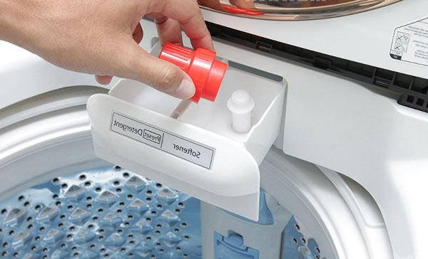 Bạn nên sử dụng một lượng nước xả vừa đủ.