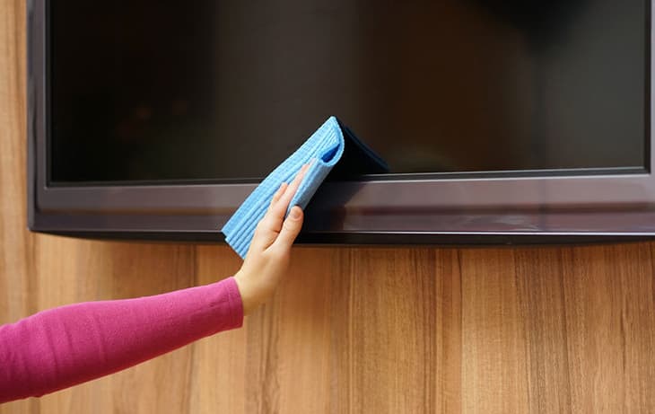 không lau chùi tivi bằng chất tẩy mạnh