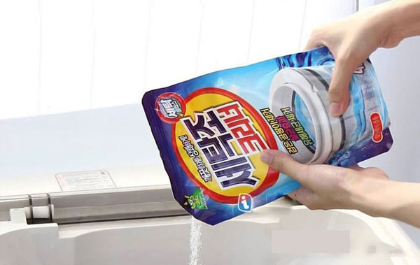 Có nên sử dụng gói bột tẩy vệ sinh lồng giặt không?