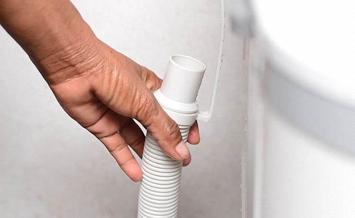 Vệ sinh ống xả nước