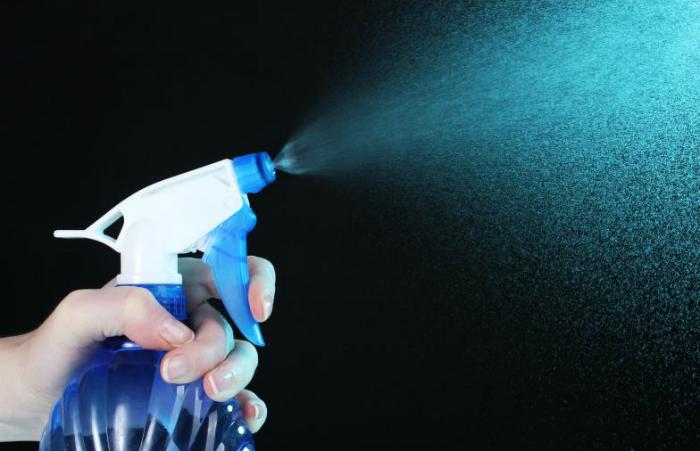 Không nên phun trực tiếp chất tẩy lên màn hình