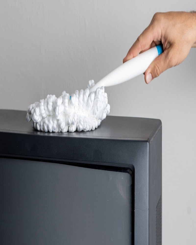 Bạn nên dùng chổi, cọ mềm Bạn nên dùng chổi, cọ mềm để lau viền ngoài Tivi trước khi lau màn hình