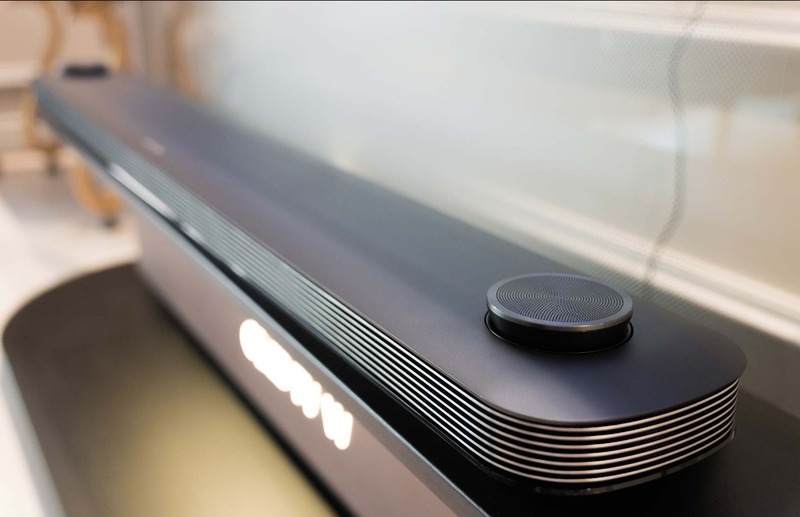 Màn hình và thanh loa soundbar riêng biệt tạo nên điểm khác biệt độc đáo cho LG W7