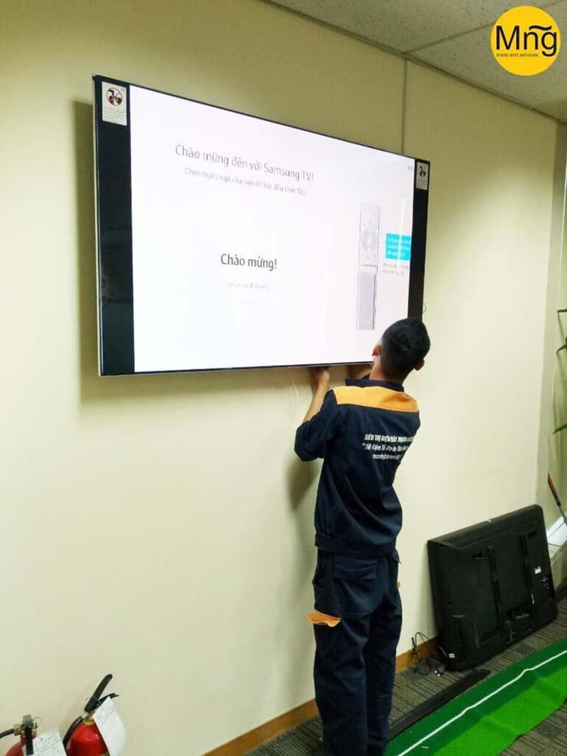 Kỹ thuật viên Mạnh Nguyễn lắp đặt tivi Samsung tại nhà cho khách hàng