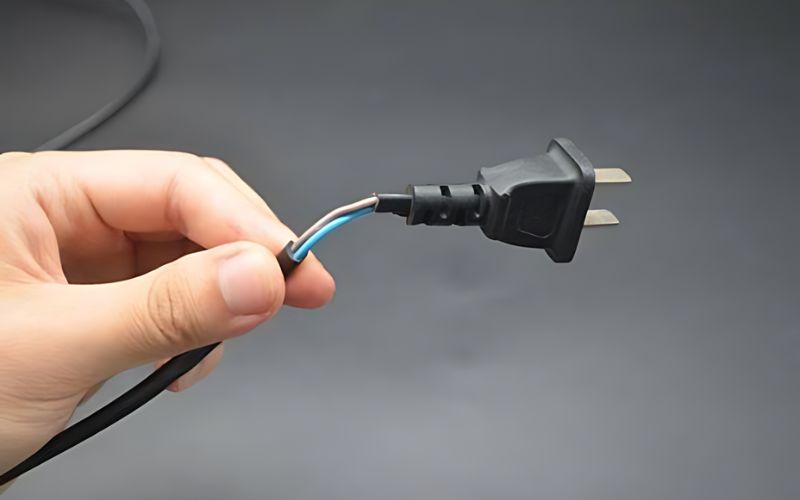 Dây điện lỏng lẻo có thể ảnh hưởng đến hoạt động của tivi   Dây điện lỏng lẻo có thể ảnh hưởng đến hoạt động của tivi