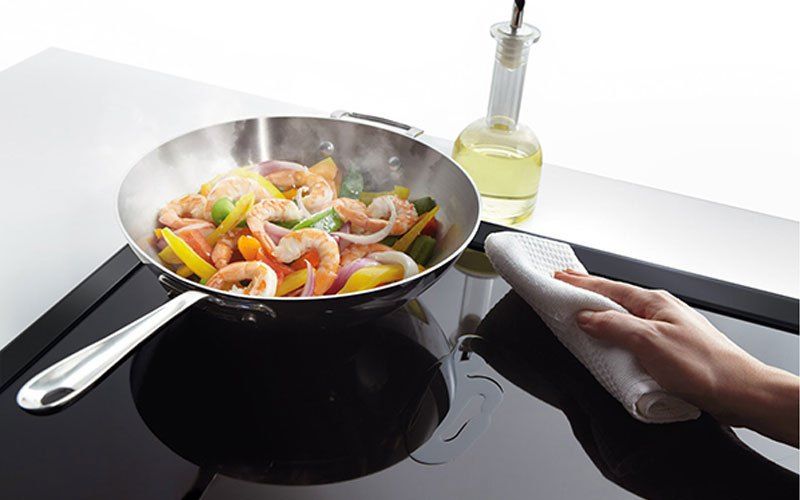 Bếp từ Bosch PIE631FB1E có mặt kính bền bỉ, dễ lau chùi sau mỗi lần nấu nướng Bếp từ Bosch PIE631FB1E có mặt kính bền bỉ, dễ lau chùi sau mỗi lần nấu nướng