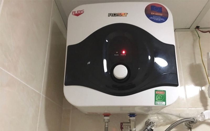 Thiết kế vuông chắc chắn và thẩm mỹ, bình Rossi 30l mang lại sự tiện nghi cho gia đình