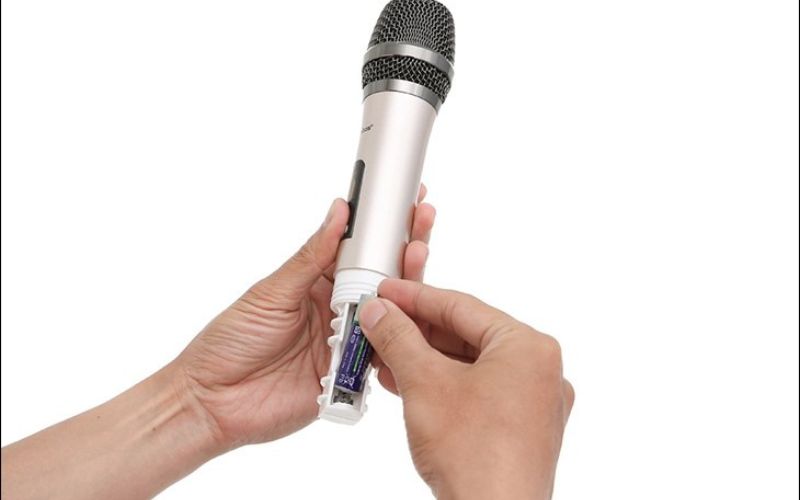  Chỉnh âm lượng mic theo chiều kim đồng hồ theo hướng 9 giờ