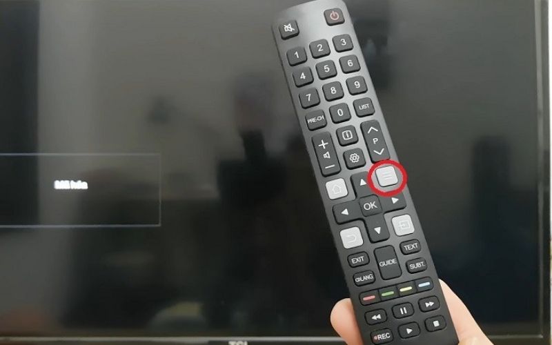 Bước 2: Tiếp theo, nhấn vào biểu tượng "Menu" trên remote (hình 3 dấu gạch ngang) và chọn Thiết lập để vào phần cài đặt chính của tivi.