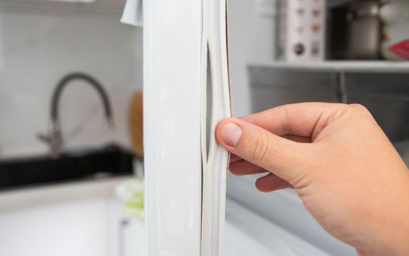 Cửa tủ lạnh không còn kín do gioăng bị hỏng, khiến hiệu quả bảo quản thực phẩm suy giảm Cửa tủ lạnh không còn kín do gioăng bị hỏng, khiến hiệu quả bảo quản thực phẩm suy giảm