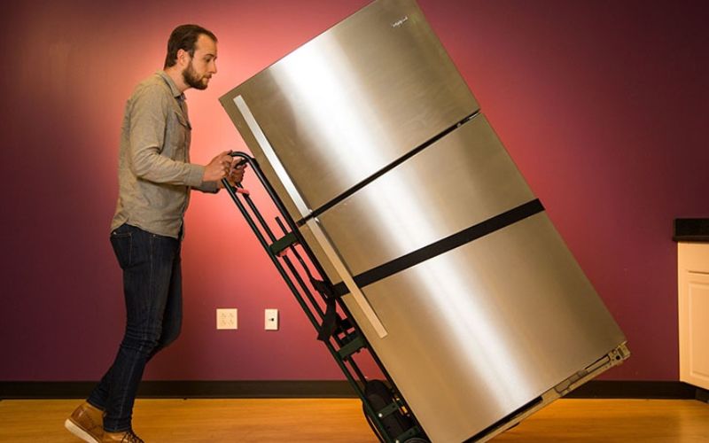 Bước 1: Điều chỉnh phần chân đế tủ lạnh cho cân đối. Bước 1: Điều chỉnh phần chân đế tủ lạnh cho cân đối.