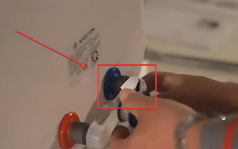 Bước 1: Đầu tiên, bạn cần lấy băng keo ren quấn quanh đầu ren của đường nước vào. Bước 1: Đầu tiên, bạn cần lấy băng keo ren quấn quanh đầu ren của đường nước vào.