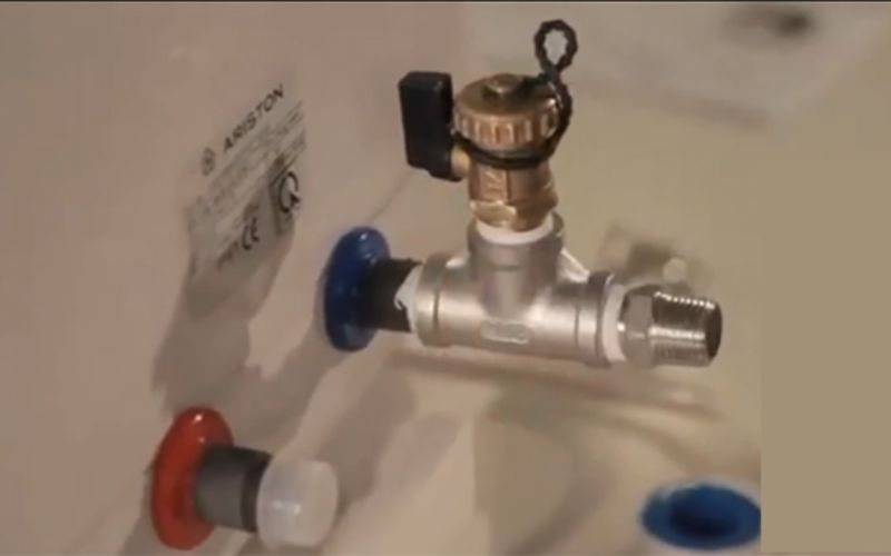 Bước 2: Tiếp theo, hãy lắp một van xả nước vào đường nước vào được hiển thị bằng màu xanh.  Bước 2: Tiếp theo, hãy lắp một van xả nước vào đường nước vào được hiển thị bằng màu xanh.