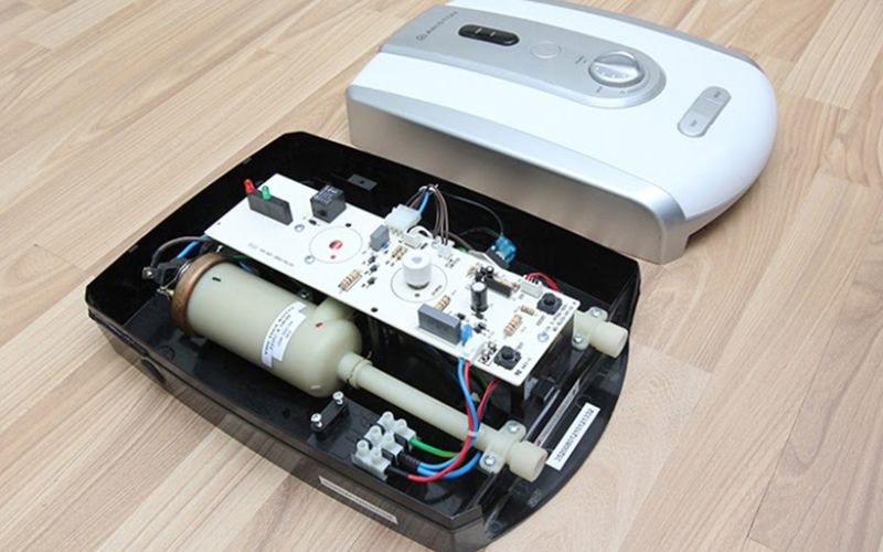 Bước 1: Bước đầu tiên trong quá trình lắp đặt là tháo mặt trước của bình nóng lạnh.  Bước 1: Bước đầu tiên trong quá trình lắp đặt là tháo mặt trước của bình nóng lạnh.