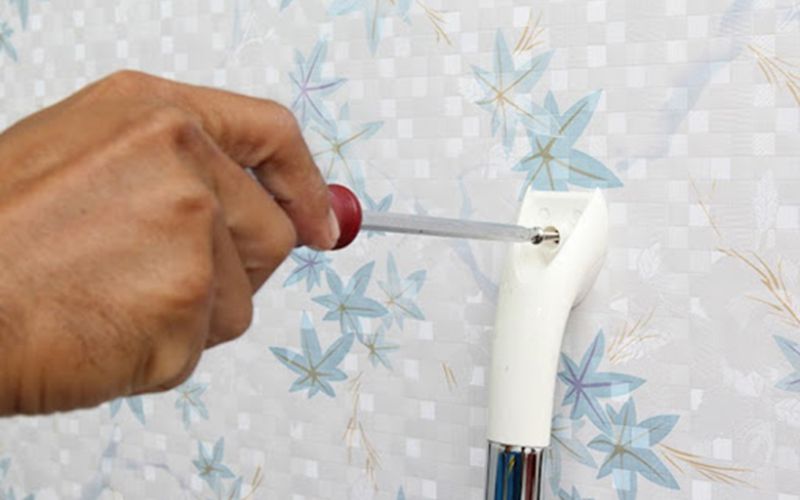 Sau khi đánh dấu, tiến hành khoan và cố định thanh trượt vào tường bằng vít. Sau khi đánh dấu, tiến hành khoan và cố định thanh trượt vào tường bằng vít.