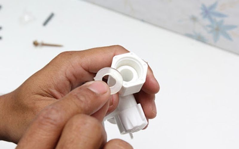 Sử dụng mỏ-lết để vặn chặt van vào đúng vị trí, chú ý kiểm tra kỹ lưới lọc và gioăng cao su để tránh rò rỉ nước.  Sử dụng mỏ-lết để vặn chặt van vào đúng vị trí, chú ý kiểm tra kỹ lưới lọc và gioăng cao su để tránh rò rỉ nước.