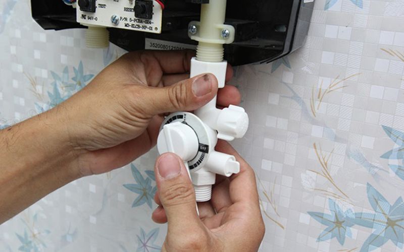 Lắp tay sen vào đường nước ra ở bên phải của bình nước nóng.  Lắp tay sen vào đường nước ra ở bên phải của bình nước nóng.