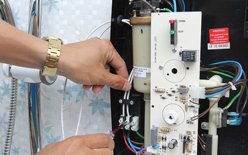 Bước 5: Để hoàn tất quá trình lắp đặt, hãy đấu nối dây điện cho bình nước nóng. Bước 5: Để hoàn tất quá trình lắp đặt, hãy đấu nối dây điện cho bình nước nóng.