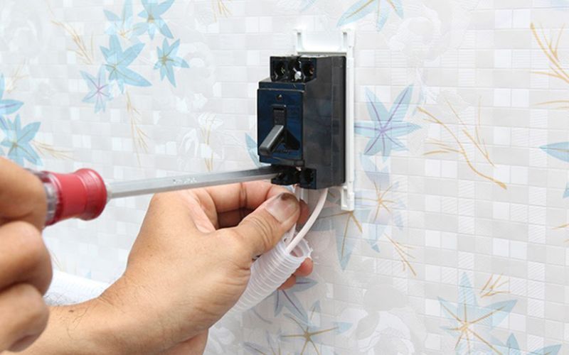 Sau đó, đấu nối bình nóng lạnh với CB điện đã lắp đặt trước đó để hoàn thiện hệ thống điện.  Sau đó, đấu nối bình nóng lạnh với CB điện đã lắp đặt trước đó để hoàn thiện hệ thống điện.