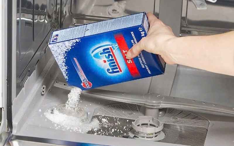 Đảm bảo ngăn chứa muối rửa đầy đủ trước khi khởi động máy Đảm bảo ngăn chứa muối rửa đầy đủ trước khi khởi động máy