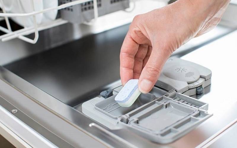 Đổ chất tẩy rửa chuyên dụng theo hướng dẫn để tránh tạo bọt dư thừa