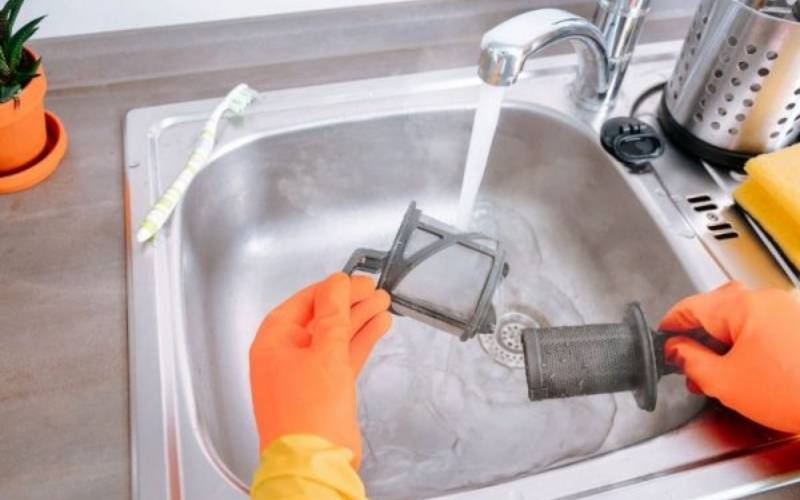 Tháo rời và r��a bộ lọc máy rửa chén Electrolux dưới nước ấm mỗi tuần Tháo rời và rửa bộ lọc máy rửa chén Electrolux dưới nước ấm mỗi tuần