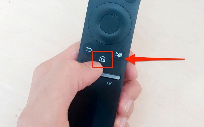 Mở thanh công cụ của tivi Samsung bằng cách nhấn vào nút Home trên điều khiển Mở thanh công cụ của tivi Samsung bằng cách nhấn vào nút Home trên điều khiển