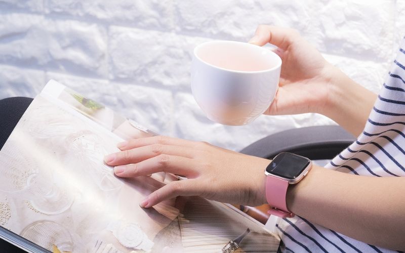 Đồng hồ thông minh với nhiều tính năng giúp cô hỗ trợ sức khỏe và công việc