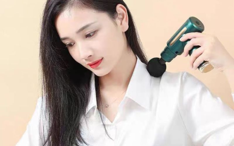 Giúp cô giảm căng thẳng nhanh chóng với máy massage cầm tay tiện dụng