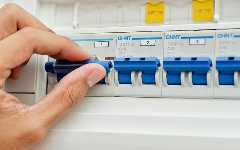  Kiểm tra nguồn điện điều hòa để xác định nguyên nhân cục nóng không hoạt động