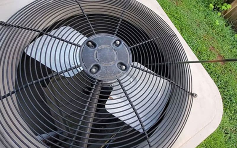 Cục nóng không chạy có thể do quạt hoặc máy nén bị hỏng  Cục nóng không chạy có thể do quạt hoặc máy nén bị hỏng