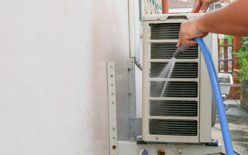  2 lần 1 năm là thời gian nên vệ sinh cục nóng điều hòa định kỳ 