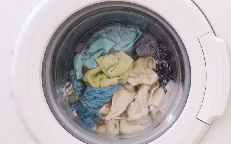 Khi quần áo không được đảo đều trong lồng giặt, máy có nguy cơ bị quá tải Khi quần áo không được đảo đều trong lồng giặt, máy có nguy cơ bị quá tải