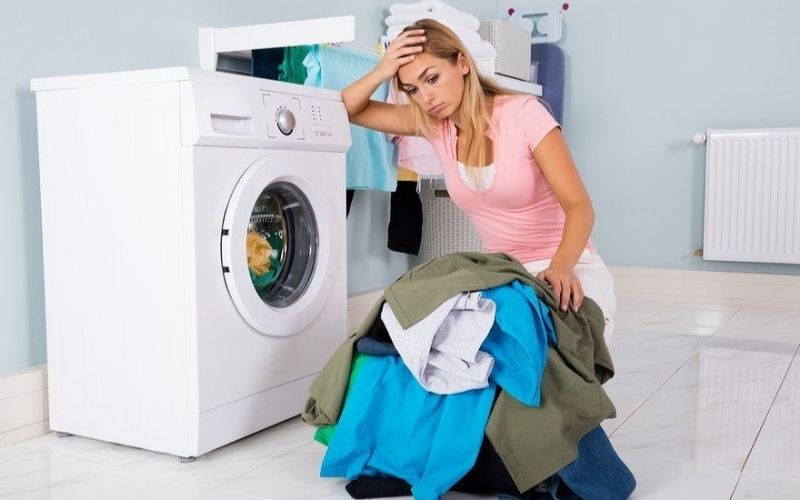 Dồn hết đồ vào lồng giặt mà không dàn đều dễ gây quá tải và mất cân bằng Dồn hết đồ vào lồng giặt mà không dàn đều dễ gây quá tải và mất cân bằng