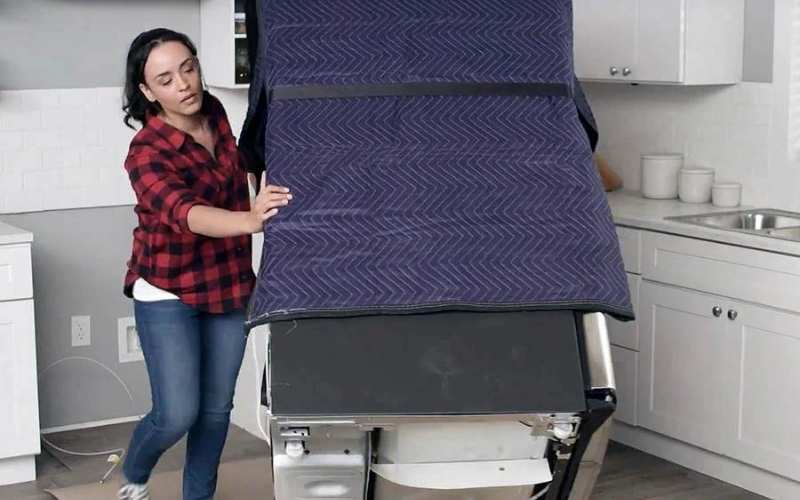 Bọc kỹ các góc tủ lạnh bằng vật liệu mềm giúp giảm nguy cơ hư hỏng khi di chuyển Bọc kỹ các góc tủ lạnh bằng vật liệu mềm giúp giảm nguy cơ hư hỏng khi di chuyển