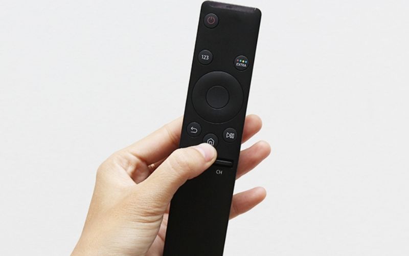 Bước 1: Nhấn nút "Home" trên điều khiển tivi để truy cập vào màn hình chính của tivi Samsung. Bước 1: Nhấn nút "Home" trên điều khiển tivi để truy cập vào màn hình chính của tivi Samsung.