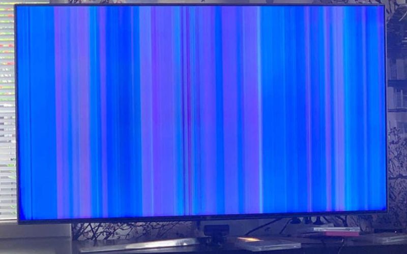 Màn hình tivi hiển thị sọc dọc, cần kiểm tra và thay thế màn hình Màn hình tivi hiển thị sọc dọc, cần kiểm tra và thay thế màn hình