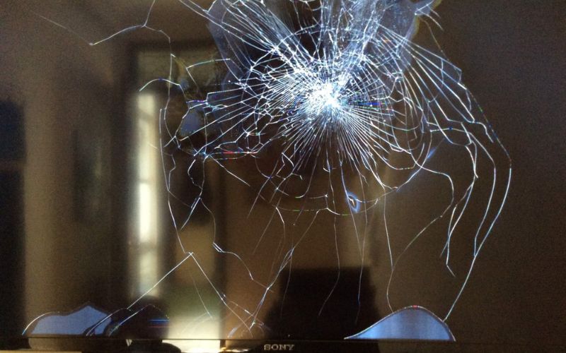 Màn hình tivi bị nứt, cần thay thế ngay để tránh hư hỏng thêm Màn hình tivi bị nứt, cần thay thế ngay để tránh hư hỏng thêm