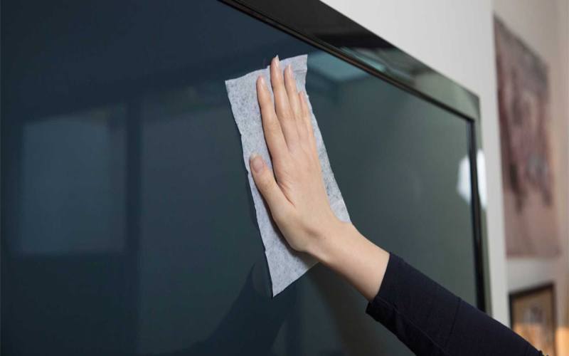 Vệ sinh tivi thường xuyên giúp hình ảnh hiển thị đẹp mắt Vệ sinh tivi thường xuyên giúp hình ảnh hiển thị đẹp mắt