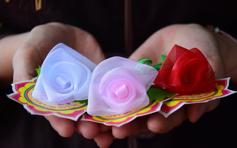 Nghi thức cài hoa hồng tượng trưng cho sự gắn kết tình cảm gia đình, nhắc nhở về lòng hiếu thảo Nghi thức cài hoa hồng tượng trưng cho sự gắn kết tình cảm gia đình, nhắc nhở về lòng hiếu thảo