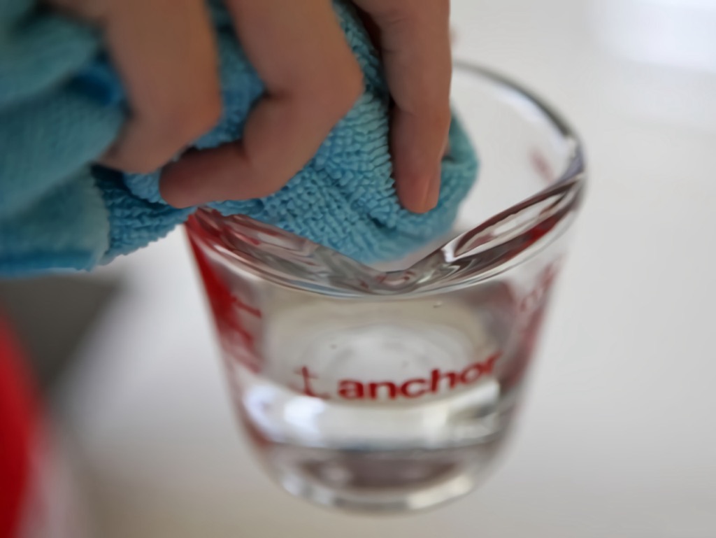 Hướng dẫn cách vệ sinh tivi màn hình phẳng đơn giản, nhanh chóng Hướng dẫn cách vệ sinh tivi màn hình phẳng đơn giản, nhanh chóng