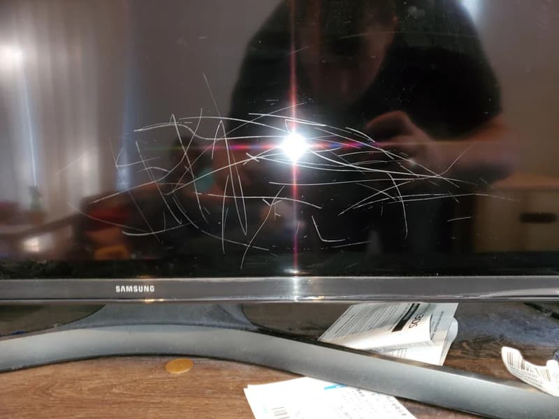 Tivi hàng trưng bày khó tránh khỏi tình trạng bị trầy xước trong quá trình trưng bày và vận chuyển Tivi hàng trưng bày khó tránh khỏi tình trạng bị trầy xước trong quá trình trưng bày và vận chuyển