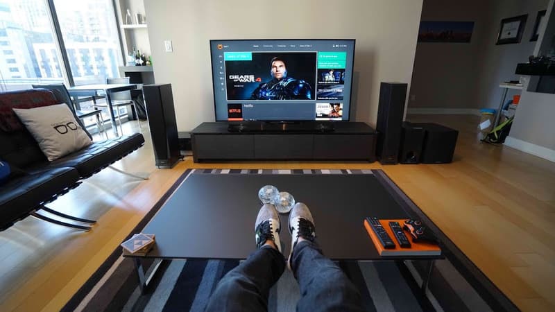 Đặt Tivi ở kệ tủ kết hợp Sound Bar trong phòng giải trí để gia tăng trải nghiệm sử dụng 