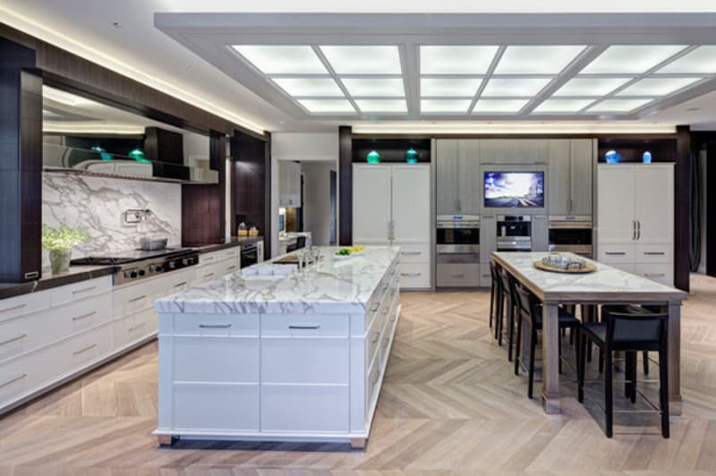 Đặt tivi đối diện bàn ăn trong phòng bếp giúp cả gia đình vừa thưởng thức bữa ăn vừa cùng nhau giải trí Đặt tivi đối diện bàn ăn trong phòng bếp giúp cả gia đình vừa thưởng thức bữa ăn vừa cùng nhau giải trí