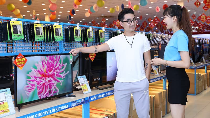 Bạn nên hỏi kỹ nhân viên bán hàng trước khi mua tivi hàng trưng bày Bạn nên hỏi kỹ nhân viên bán hàng trước khi mua tivi hàng trưng bày